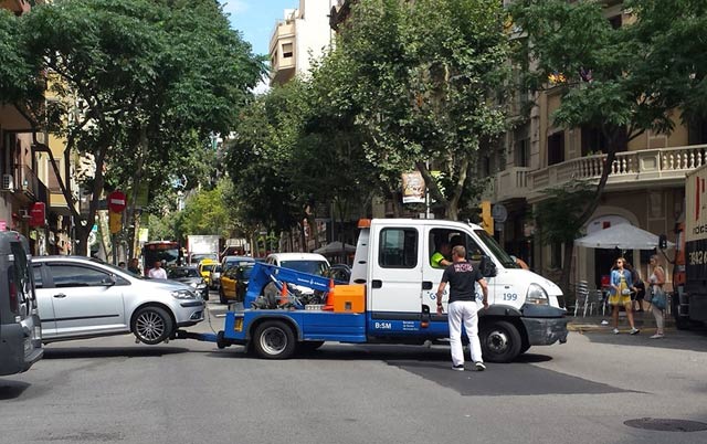 La Grúa Municipal en plena acción - Foto: mujeresmoteras.com