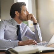 hombre pensativo en oficina