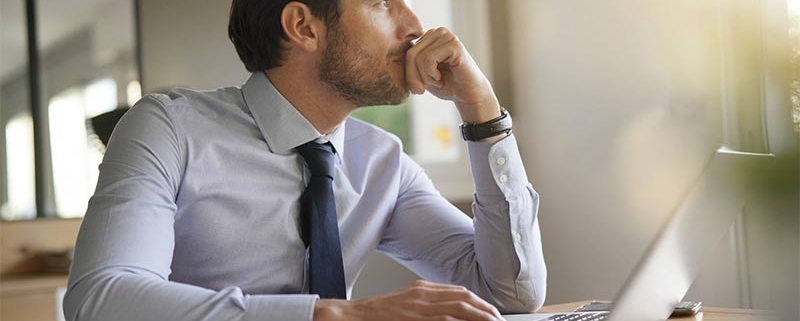 hombre pensativo en oficina